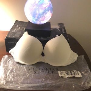 Victoria secret NWOT push up bra size 34B never worn-original shipping bag w sku